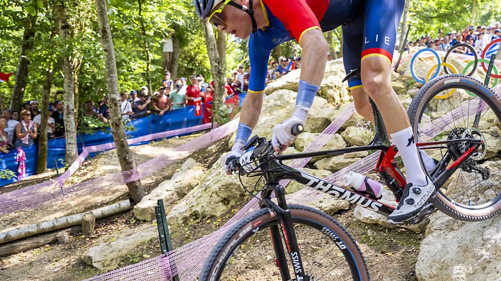 Romano Püntener auf Jagd mit dem Mountainbike. Im olympischen Dorf machte Tennisstar Andy Murray hingegen Jagd auf den einzigen Teilnehmer Liechtensteins. Es ging um einen Pin.