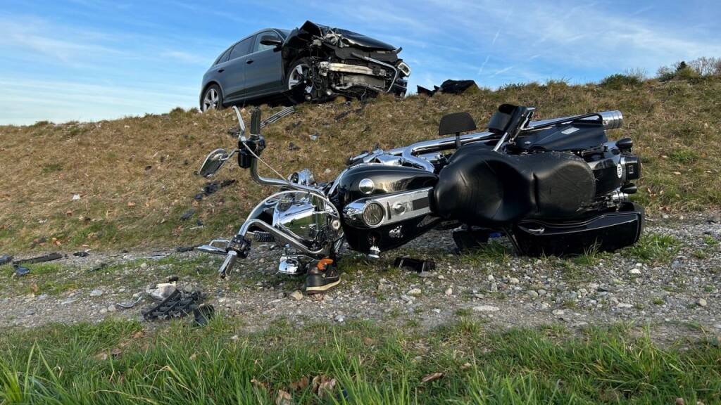 Ein Motorradfahrer wurde am Mittwoch in Hallwil AG bei einer Frontalkollision mit einem Auto schwer verletzt. Der 51-Jährige wurde mit dem Helikopter ins Spital geflogen.