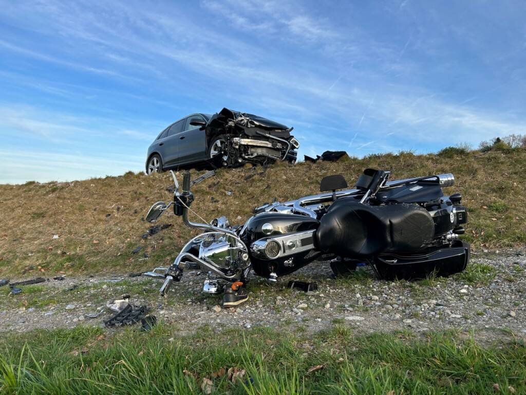 Ein Motorradfahrer wurde am Mittwoch in Hallwil AG bei einer Frontalkollision mit einem Auto schwer verletzt. Der 51-Jährige wurde mit dem Helikopter ins Spital geflogen.