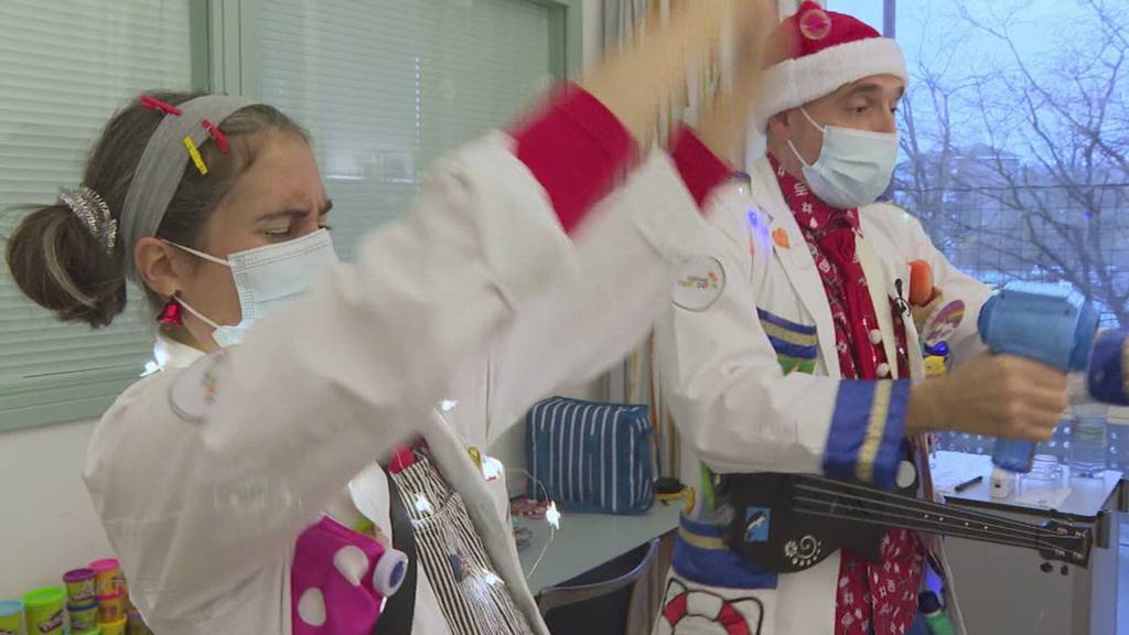 Weihnachten im Spital: Traumdoktoren zaubern den kleinen KSA-Patienten ein Lächeln ins Gesicht