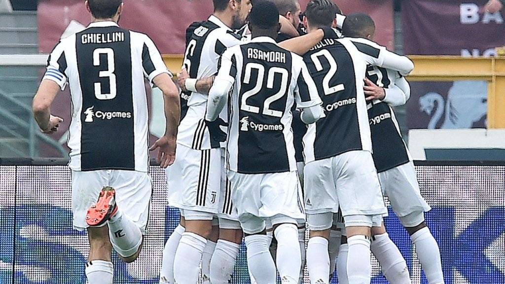 Juventus' Spieler bejubeln das Siegtor von Alex Sandro im Derby