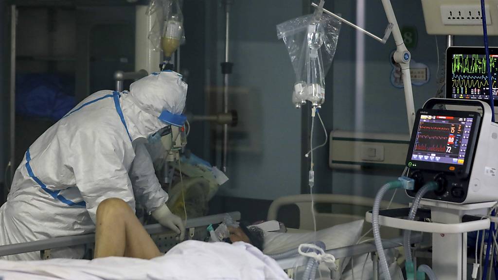 In der vom Coronavirus stark betroffenen Region um die chinesische Stadt Wuhan breitet sich der Erreger auch am Freitag weiter aus.