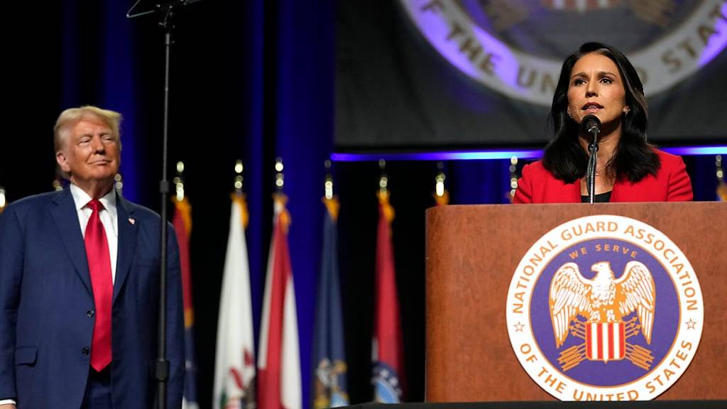 Der republikanische Präsidentschaftskandidat und ehemalige US-Präsident Donald Trump schaut Tulsi Gabbard zu, die auf der 146. Generalkonferenz der National Guard Association of the United States spricht. Foto: Carolyn Kaster/AP