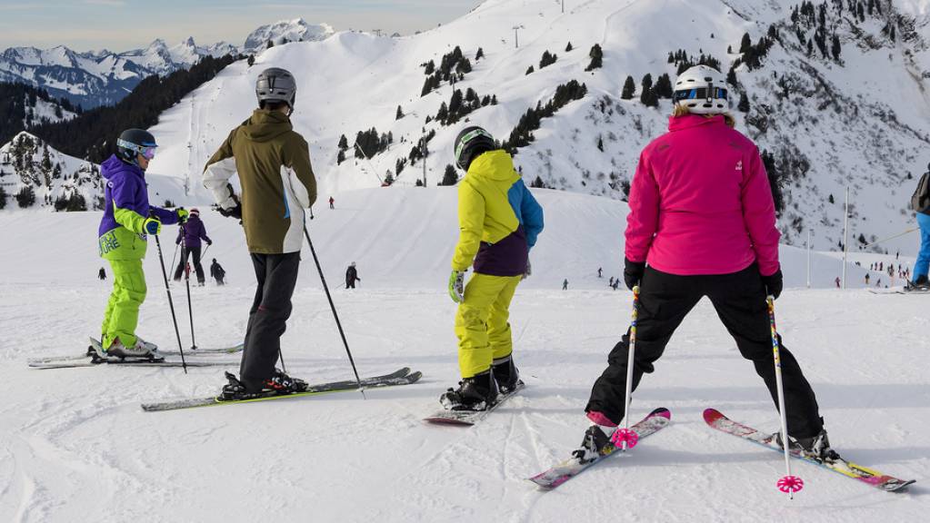 Bergsportbegeisterte können den Magic Pass neu in 52 Skigebieten und 23 Sommerdestinationen im Wallis, in den Kantonen Waadt, Freiburg und Neuenburg und im Berner Jura verwenden. (Archivbild)