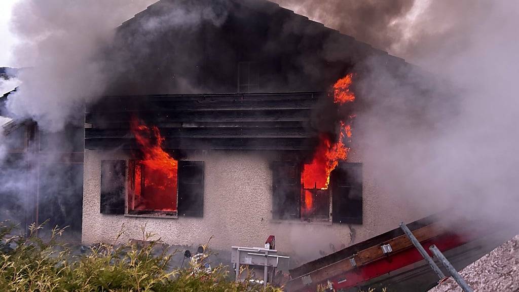 Eine 81-jährige Bewohnerin wurde zuerst aus dem brennenden Haus evakuiert. Später starb sie im Spital.