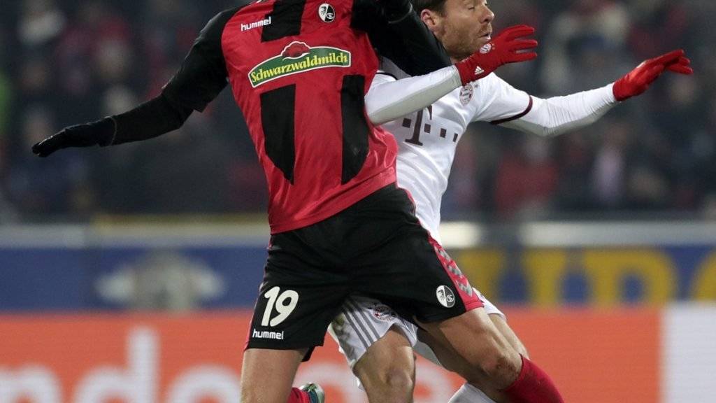Torschütze Janik Haberer - im Zweikampf mit Bayerns Xabi Alonso - verlangte mit Freiburg dem Favoriten aus München alles ab