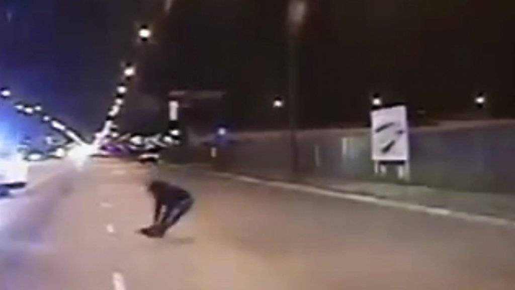 Schockierende Bilder: Der Afroamerikaner Laquan McDonald wird auf einer Strasse von einem Polizisten niedergestreckt.