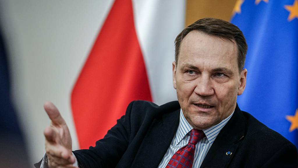 dpatopbilder - Radoslaw Sikorski hat es als offenes Geheimnis bezeichnet, dass westliche Soldaten bereits in der Ukraine sind. Foto: Kay Nietfeld/dpa