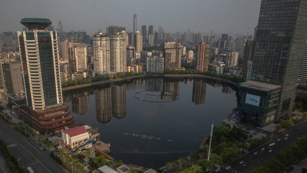 Blick auf Wuhan am Dienstag -  der Ursprungsort der Corona-Pandemie ist wieder geöffnet worden.
