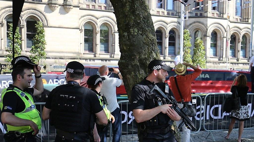 Weiterhin sind schwer bewaffnete Sicherheitskräfte im Zentrum Manchesters zu sehen, während im Hintergrund die «Great City Games» mit Stabhochsprung durchgeführt werden
