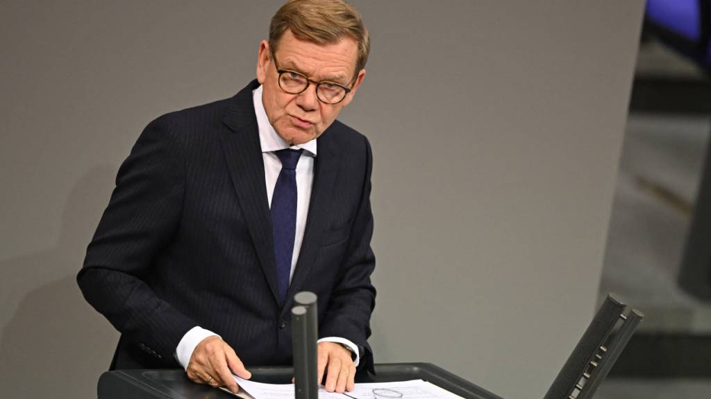 Johann Wadephul (CDU), Außenminister, spricht im Bundestag bei einer Debatte über die Beteiligung bewaffneter deutscher Streitkräfte an der Operation European Union Naval Force ASPIDES (EUNAVFOR ASPIDES). Foto: Michael Brandt/dpa