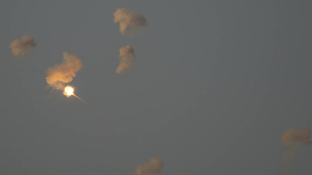 ARCHIV - Israelische Luftabwehrraketen zerstören Raketen, die vom Libanon aus auf den Norden Israels abgeschossen wurden. Foto: Leo Correa/AP/dpa