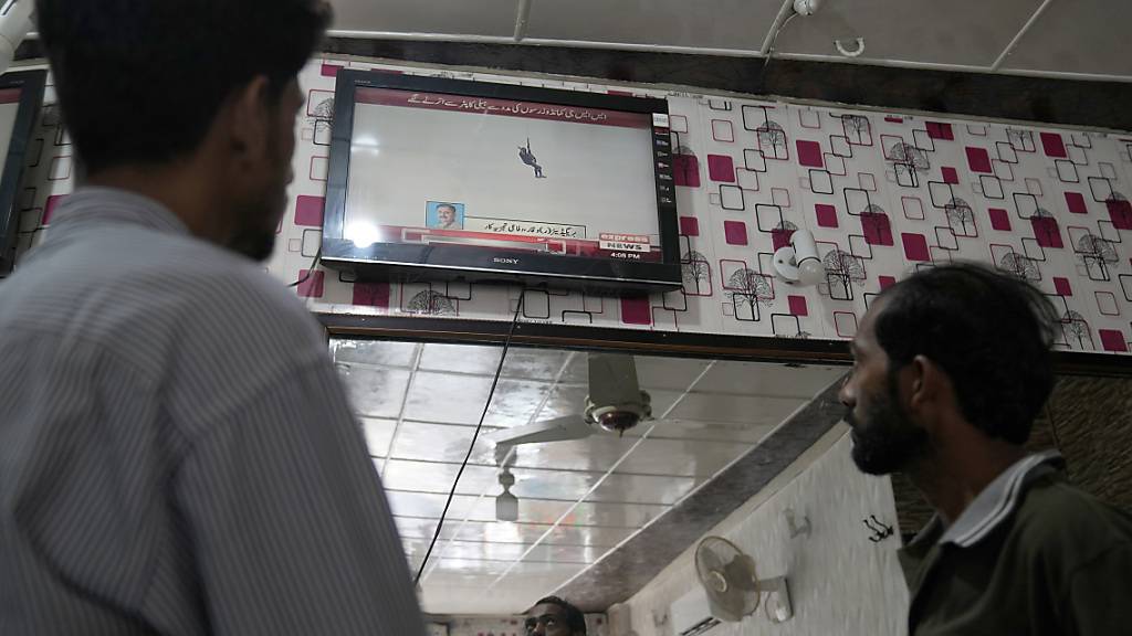 Die Rettungsaktion wird von vielen Menschen in Pakistan verfolgt. Foto: K.M. Chaudary/AP/dpa
