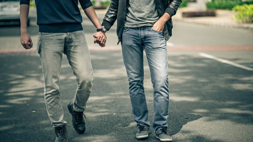Vor allem junge Männer haben ein Problem mit Schwulen und Lesben.