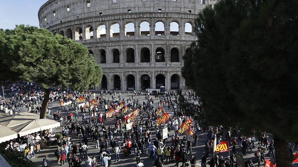 Unzufrieden mit dem Regierungschef: Italiener protestierten vor Roms Kolosseum gegen Matteo Renzi.