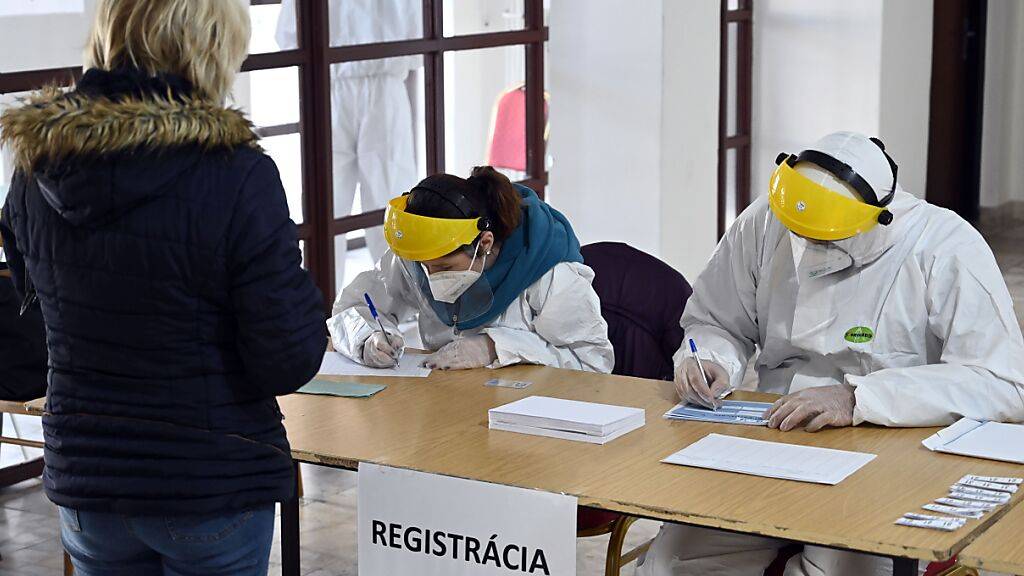 Anmeldung für einen Corona-Test im slowakischen Secovce. Foto: Roman Hanc/TASR/dpa