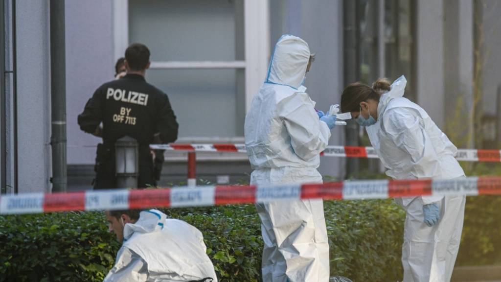 dpatopbilder - Die Spurensicherung ist im Einsatz. Bei einem Messerangriff in einer Bankfiliale in Regensburg ist ein Mann ums Leben gekommen. Zunächst hatte die Polizei von einer Geiselnahme in der Bank gesprochen. Foto: Jason Tschepljakow/dpa
