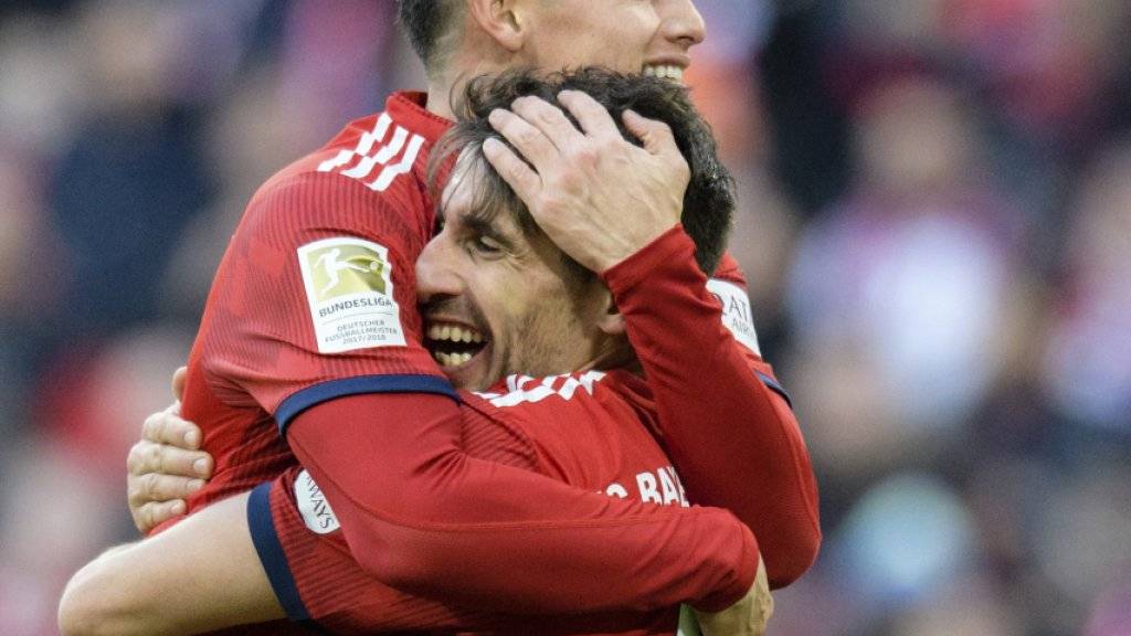 Javi Martinez (Nummer 8) und James Rodriguez bejubeln das Siegestor gegen Hertha Berlin