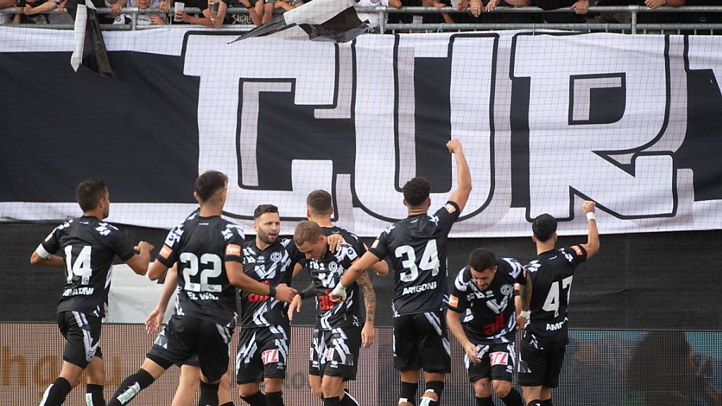 Vor den Fans feiern die Lugano-Spieler den Siegtreffer gegen St. Gallen