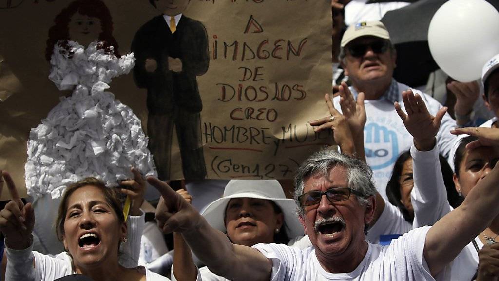 In Ecuador sind am Samstag zahlreiche Menschen auf die Strasse gegangen, um gegen gleichgeschlechtliche Ehen zu demonstrieren.