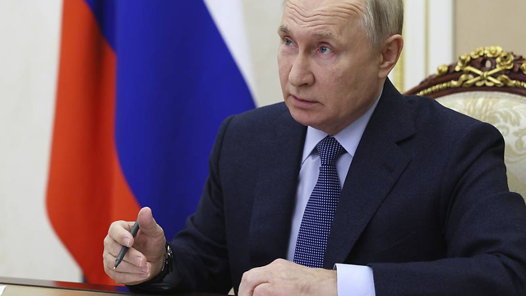 Das von der staatlichen russischen Nachrichtenagentur Sputnik via AP veröffentlichte Bild zeigt Wladimir Putin, Präsident von Russland, während der Leitung einer Videokonferenzsitzung mit Mitgliedern des Sicherheitsrates im Kreml. Foto: Gavriil Grigorov/Pool Sputnik Kremlin/AP/dpa