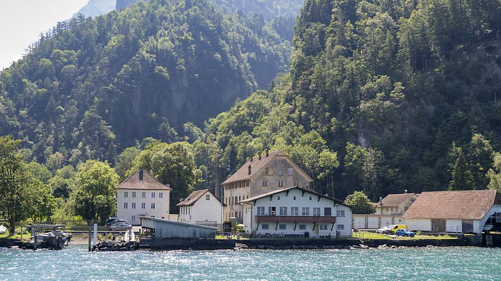 Eine Seeansicht des ehemaligen Areals der Sprengstofffabrik Cheddite in Isleten zwischen Seedorf und Bauen am Urnersee. (Archivbild)