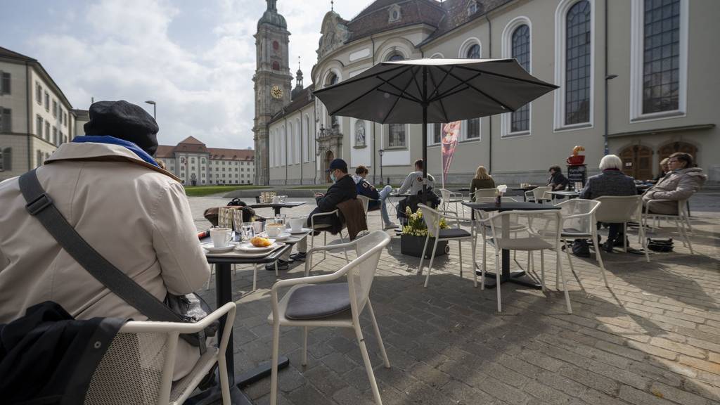 In den Sommermonaten 2021 erliess die Stadt St.Gallen den Gastronominnen und Gastronomen die Kosten für eine grosszügige Aussenbestuhlung. (Archivbild)