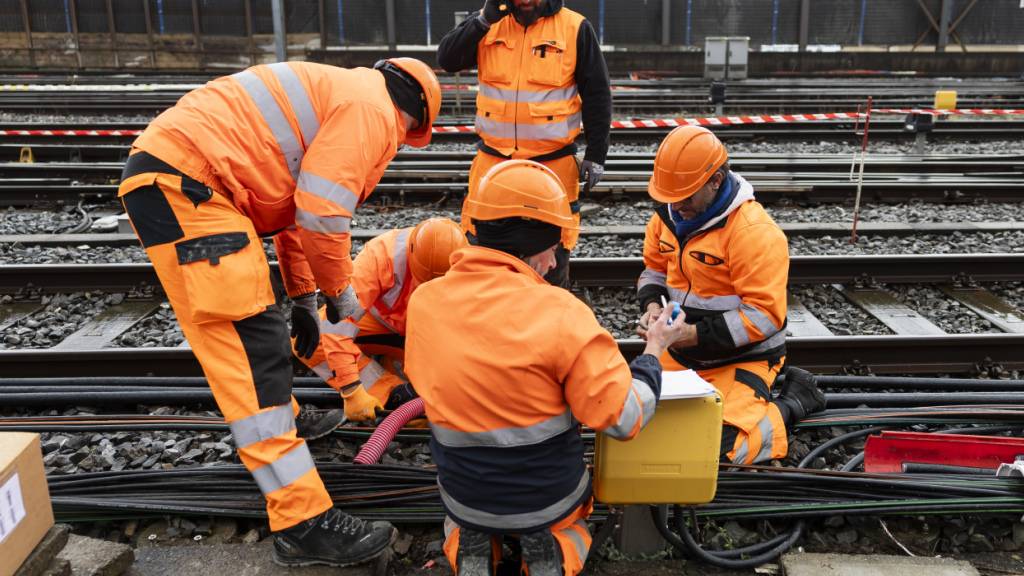 Arbeiter reparieren die Kabel, die am Sonntagabend im Bahnhof von Lausanne in Brand geraten sind.