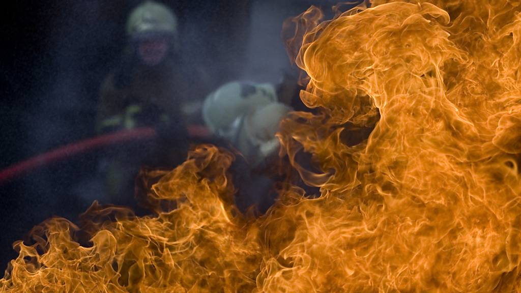 Feuerwehrleute sind auf feuerfeste Schutzkleidung angewiesen. Empa-Forscher entwickelten nun aus Baumwolle ein schwer entflammbares Gewebe, das ohne den krebserregenden Stoff Formaldehyd auskommt. (Themenbild)
