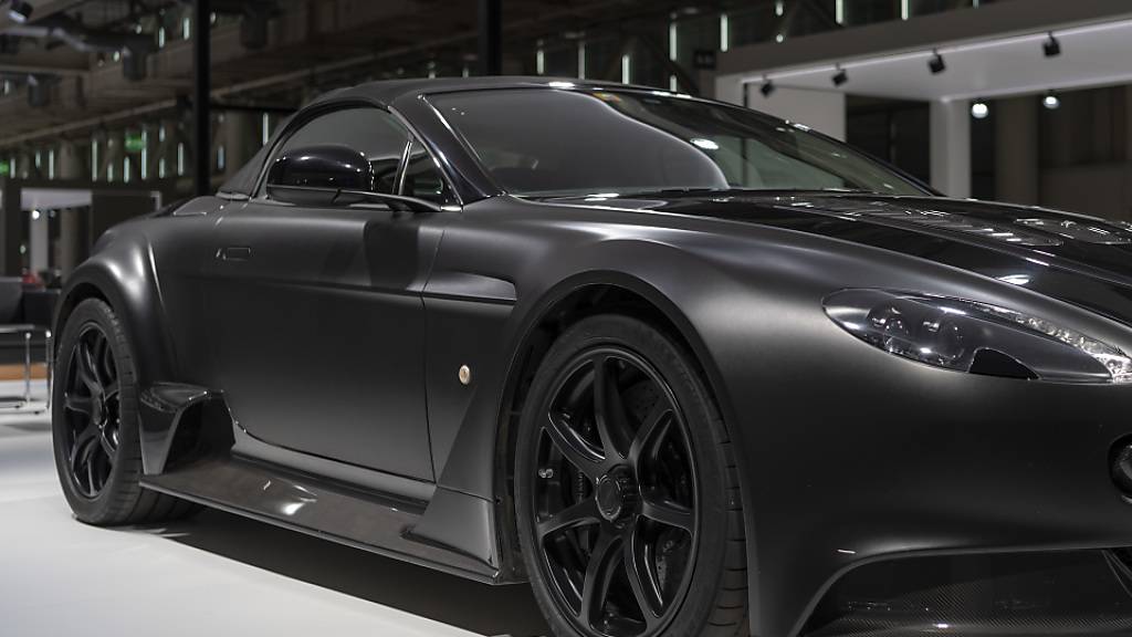 Mercedes-Benz steigt stärker beim kriselnden britischen Luxuswagenhersteller Aston Martin Lagonda ein. Mercedes will dem James-Bond-Auto-Produzenten Zugang zu neuen Technologien ermöglichen. (Archivbild)