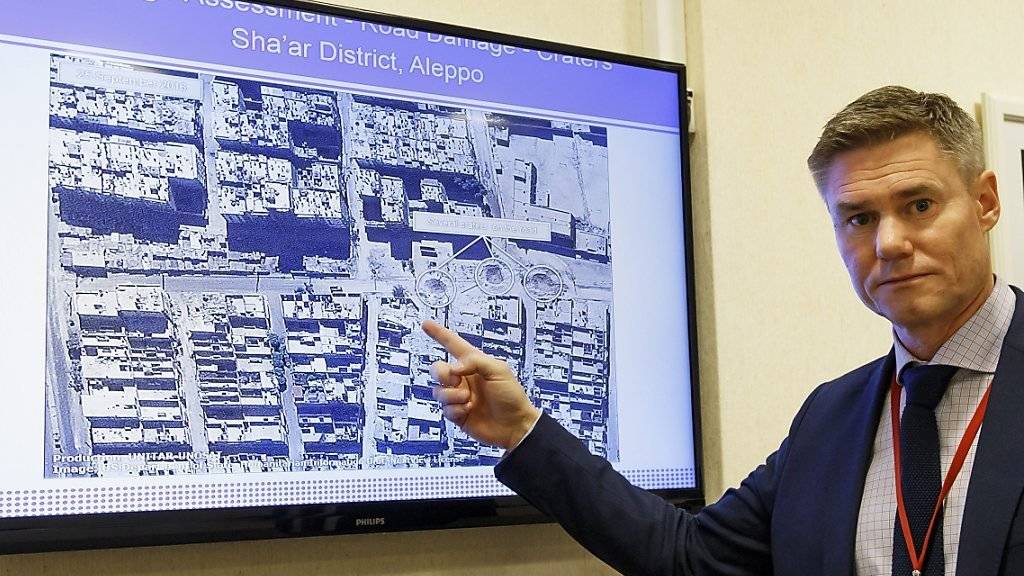 Ein UNO-Experte präsentiert mit Hilfe eines Satellitenbilds die Erkenntnisse zum Angriff auf einen Hilfskonvoi in Syrien.