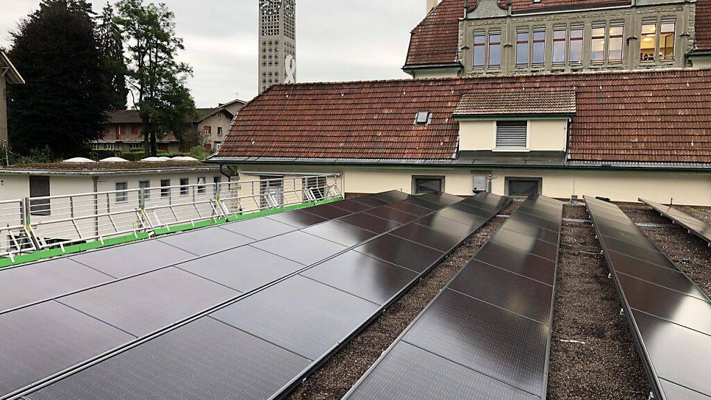 Die Stadt Luzern will in Sachen erneuerbare Energie vorwärts machen. Bereits 20 ihrer rund 150 Liegenschaften verfügen über eine Solaranlage, darunter dass Schulhaus Maihof.
