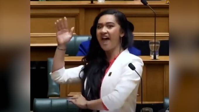 Neuseelands jüngste Abgeordnete feiert ihren Einzug ins Parlament ganz besonders