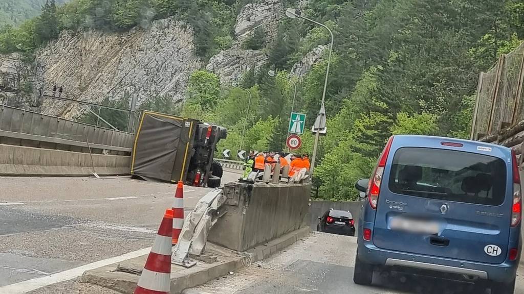 Militär-Lastwagen auf Autobahn in Biel umgekippt